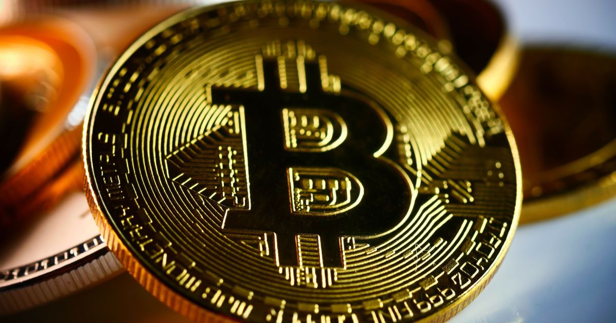 Bitcoin opera em baixa com cautela por decisão do Fed e impasse regulatório