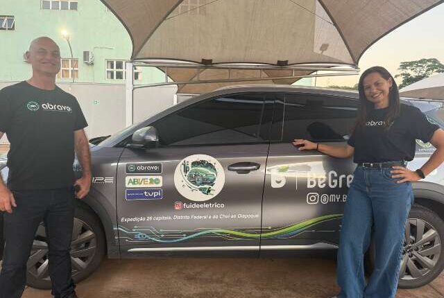 Da Argentina ao Brasil, casal cruza estradas de carro elétrico em expedição