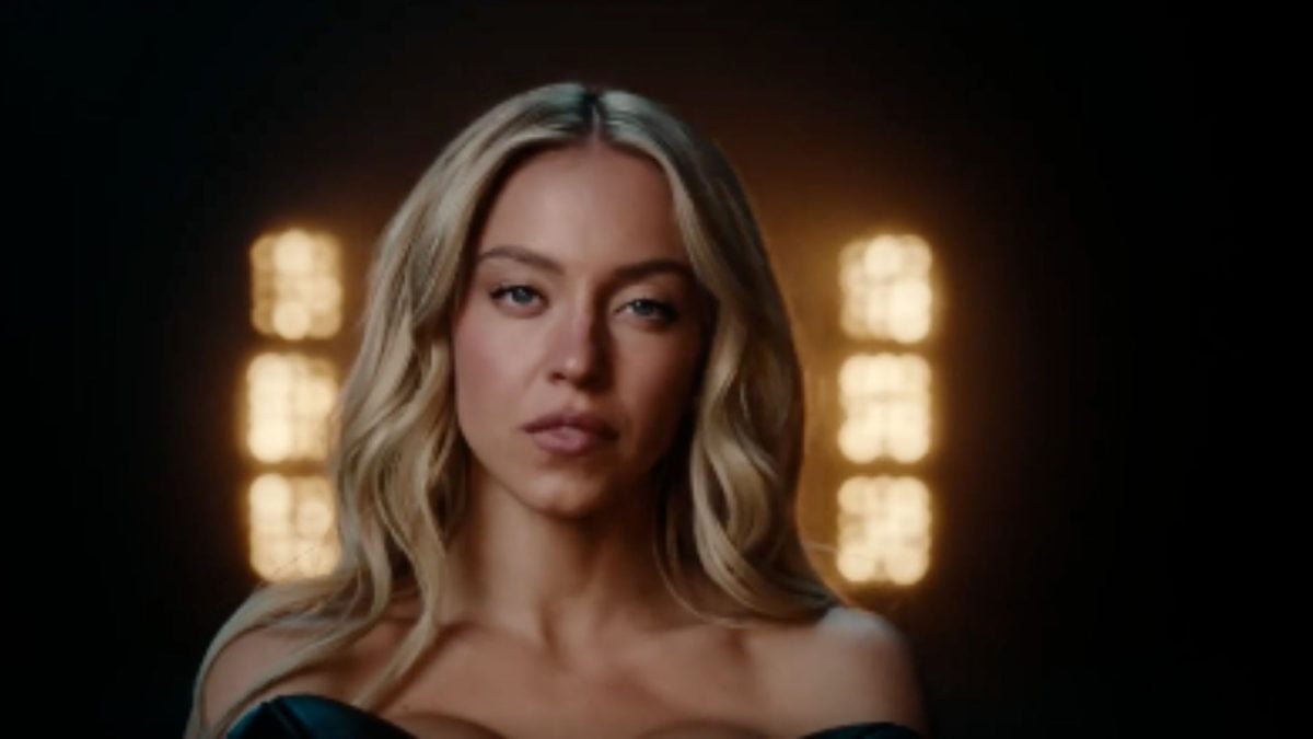 Campanha com Sydney Sweeney seminua vira alvo de críticas de atletas