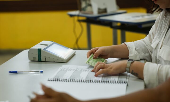 Eleições 2026: Entenda como funciona a folga eleitoral e quais são os direitos dos mesários