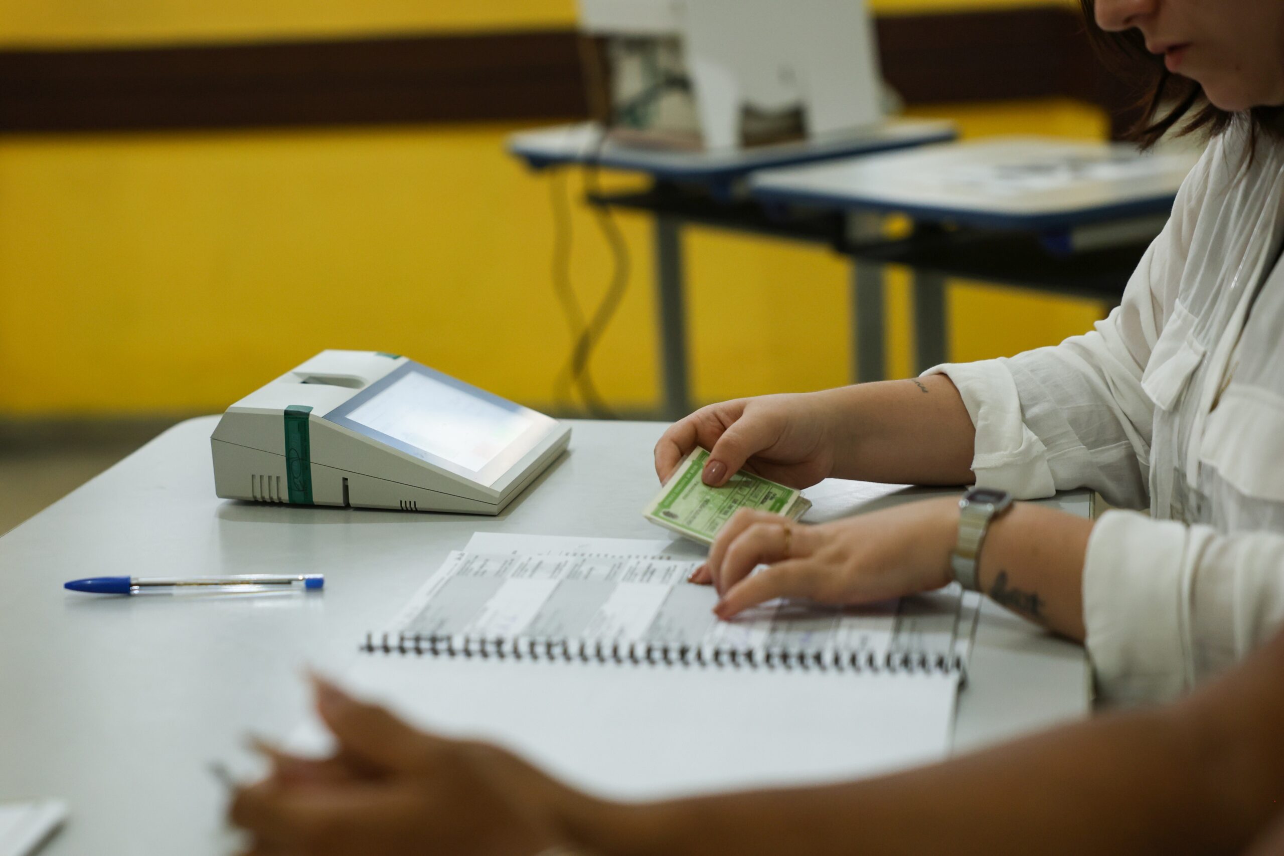 Eleições 2026: Entenda como funciona a folga eleitoral e quais são os direitos dos mesários