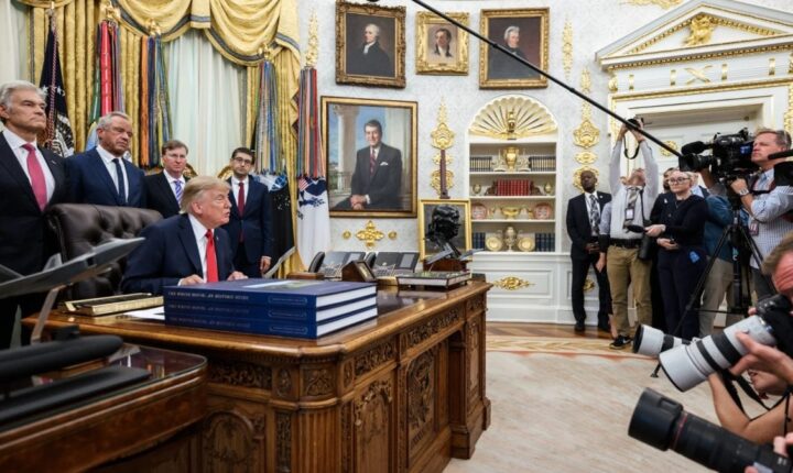 Emissoras dos EUA boicotam cobertura de Trump na Casa Branca
