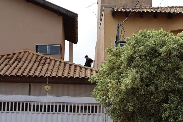 Policiais buscam imagens para saber se delegado deixou casa antes de operação
