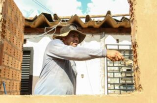 Com 42ºC sob o sol, trabalho a céu aberto exige pausas, sombra e água gelada em Campo Grande