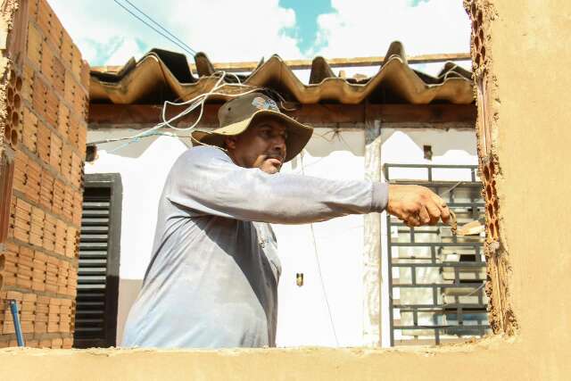 Com 42ºC sob o sol, trabalho a céu aberto exige pausas, sombra e água gelada em Campo Grande