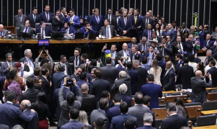 Homens, brancos e candidatos à reeleição são perfil médio de quem mais recebe recursos de campanha dos partidos