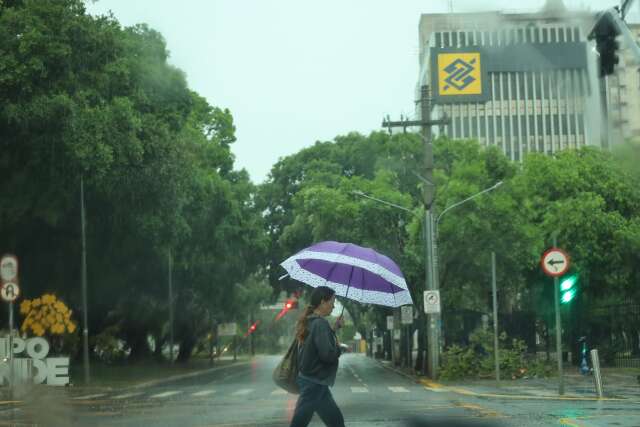 Chuva continua até quinta-feira e calor pode chegar aos 35°C em Campo Grande