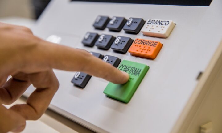 Ameaças de demissão, promessas de benefícios e mais: o que é assédio eleitoral no trabalho e como denunciar