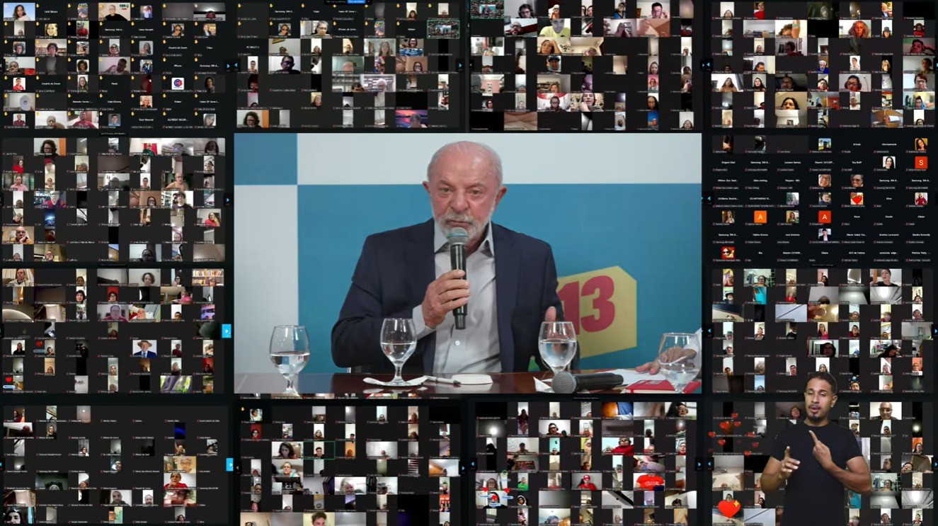 Lula faz ‘live’ com apoiadores no Alvorada; em 2022, TSE proibiu Bolsonaro de promover própria campanha no palácio