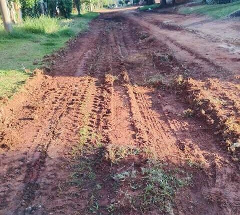 Moradora reclama que passagem de patrola piora situação de rua sem asfalto em Campo Grande