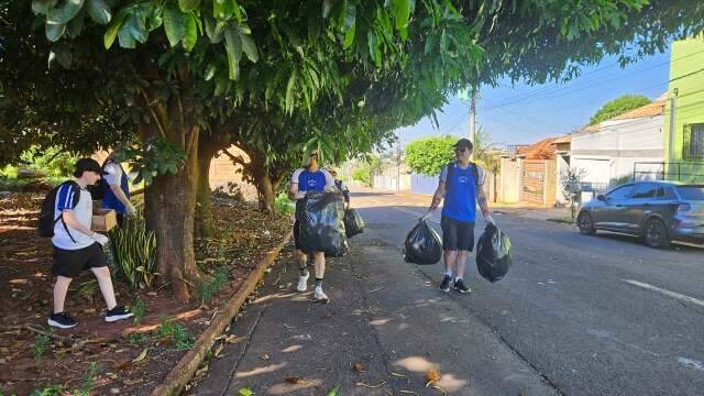 Estudantes aliam atividade física à coleta de lixo em Campo Grande