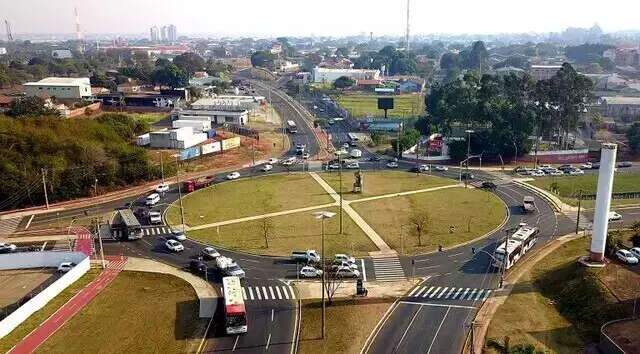 Coca-Cola tem marketing involuntário garantido em obra de viaduto em MS