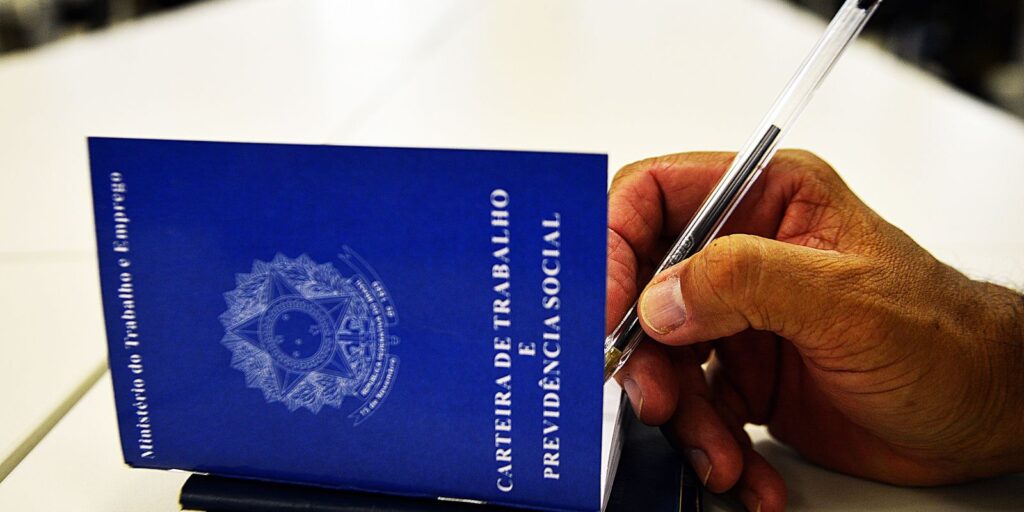 Congresso promulga emenda constitucional que encerra escala 6x1 no país