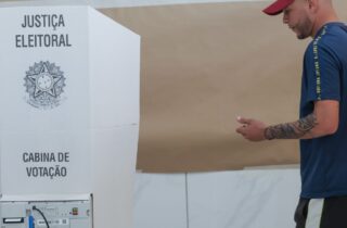 Uso da tradicional ‘colinha’ em papel evita confusão de números na urna