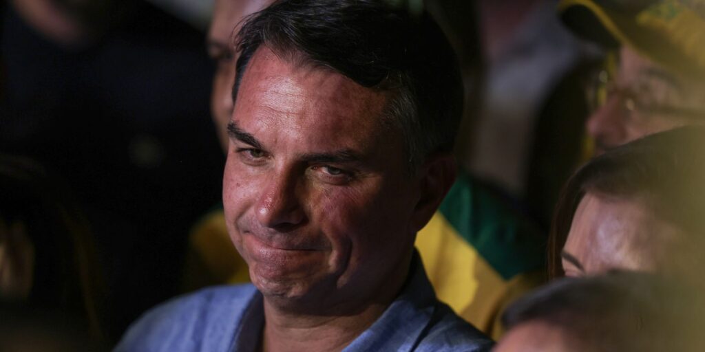 Isolamento de Flávio Bolsonaro cresce após carta e viagem