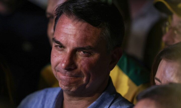 Isolamento de Flávio Bolsonaro cresce após carta e viagem