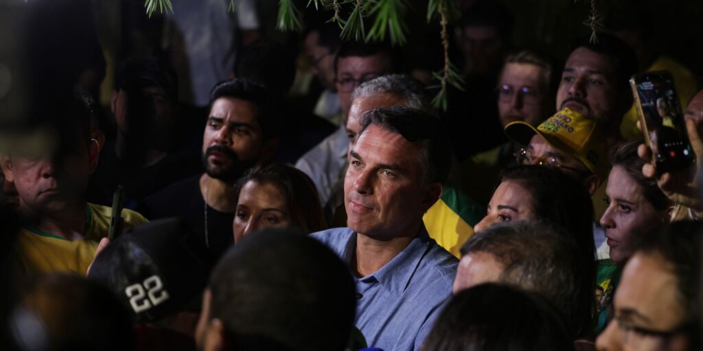 Flávio Bolsonaro condiciona abertura de sigilos a exigências feitas a Lula