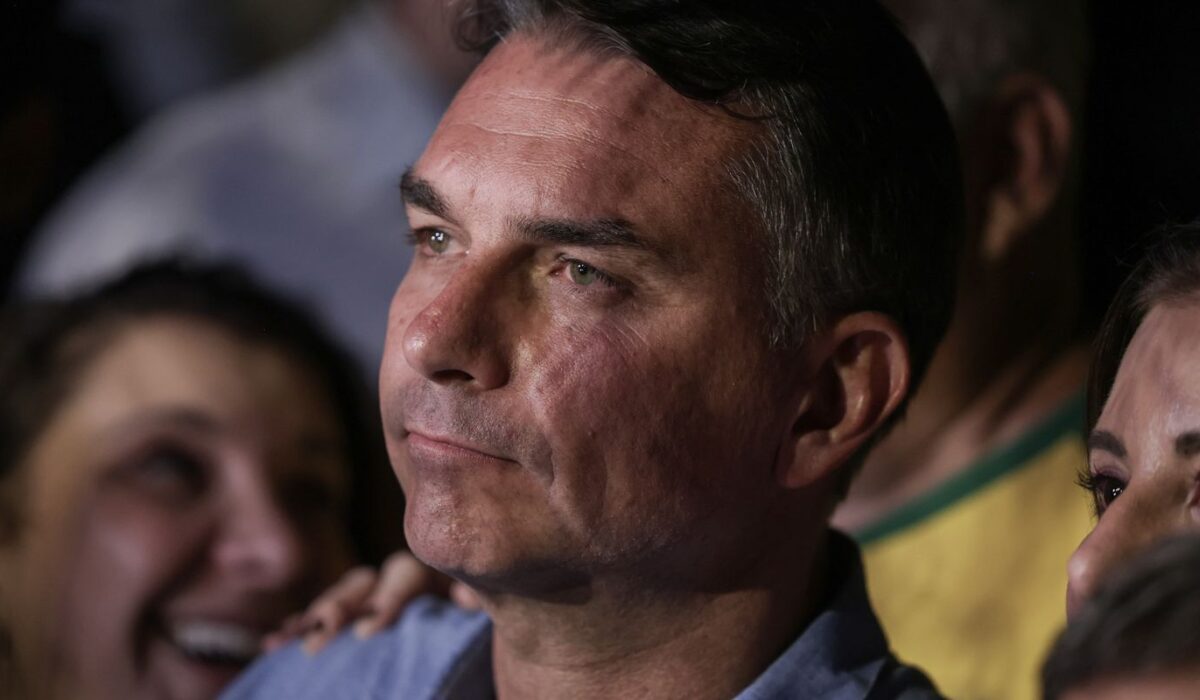 Em sabatina na TV Globo, Flávio Bolsonaro defende propostas e nega tentativa de golpe
