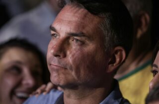 Em sabatina na TV Globo, Flávio Bolsonaro defende propostas e nega tentativa de golpe
