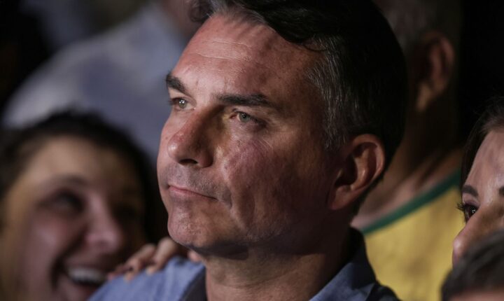 Em sabatina na TV Globo, Flávio Bolsonaro defende propostas e nega tentativa de golpe