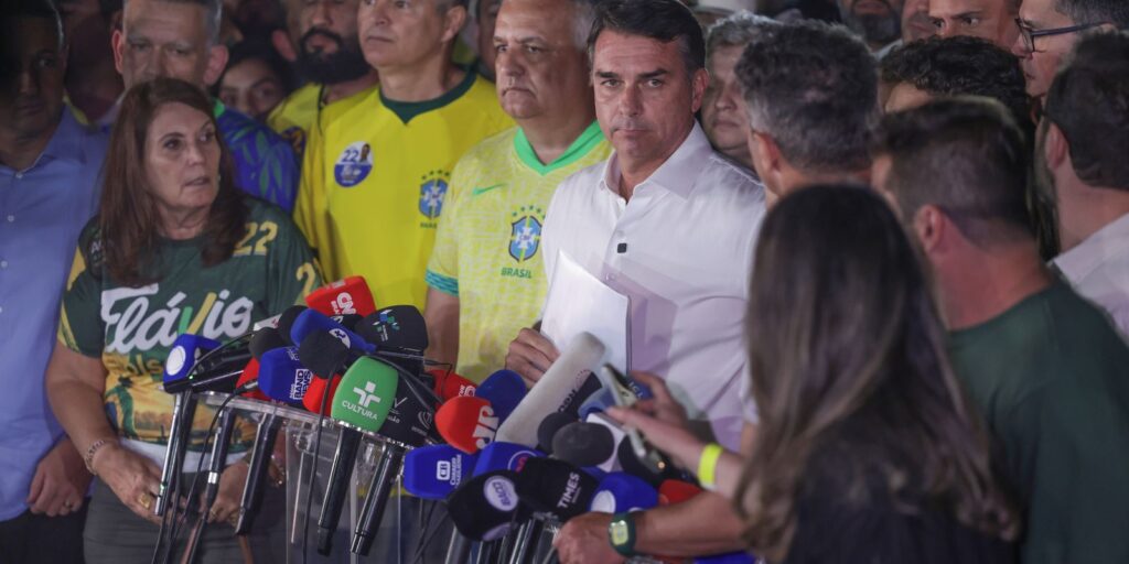 Alexandre de Moraes proíbe senador Flávio Bolsonaro de deixar o país e manda entregar passaporte