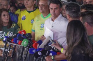 Alexandre de Moraes proíbe senador Flávio Bolsonaro de deixar o país e manda entregar passaporte