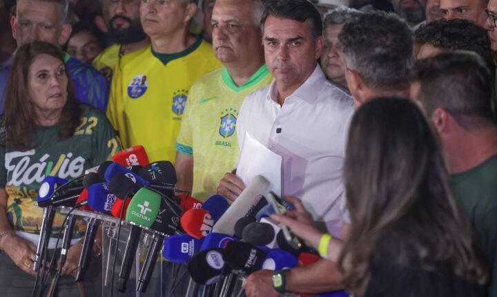 Alexandre de Moraes proíbe senador Flávio Bolsonaro de deixar o país e manda entregar passaporte