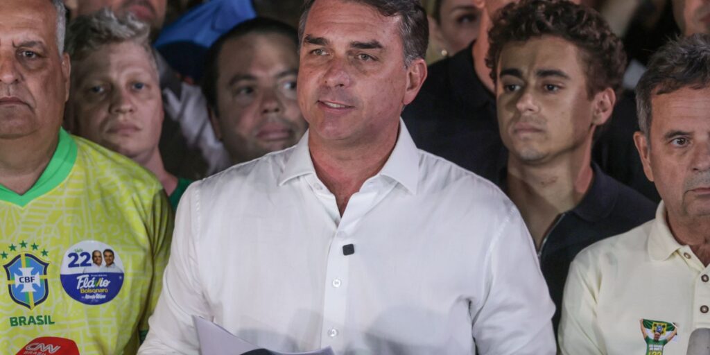 Flávio Bolsonaro divulga carta nos EUA e agradece apoio de Milei e Trump para deixar o país