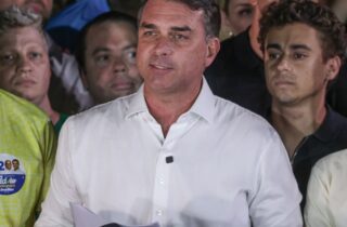 Flávio Bolsonaro divulga carta nos EUA e agradece apoio de Milei e Trump para deixar o país