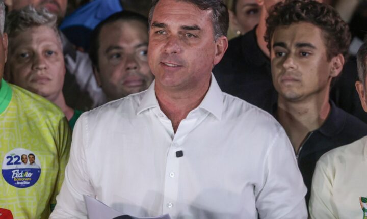 Flávio Bolsonaro divulga carta nos EUA e agradece apoio de Milei e Trump para deixar o país