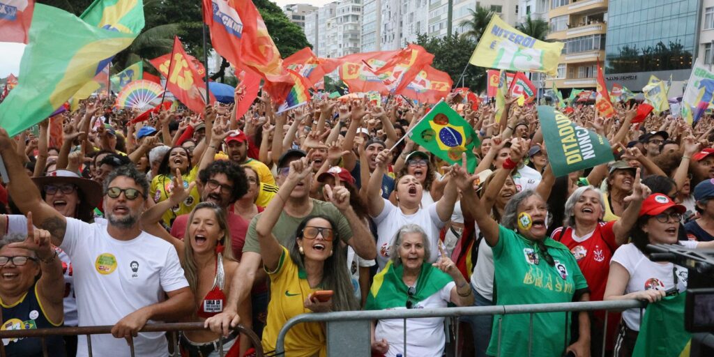Atos em defesa da democracia e de Lula reúnem milhares de pessoas em centenas de cidades