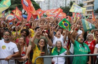 Atos em defesa da democracia e de Lula reúnem milhares de pessoas em centenas de cidades
