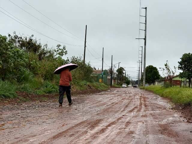 Para chegar às urnas, eleitores enfrentam lama que reclamam há décadas