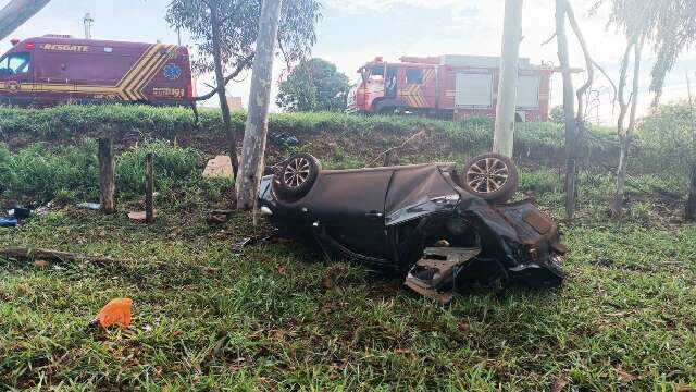 Homem morre após Corolla capotar na BR-376, entre Dourados e Fátima do Sul