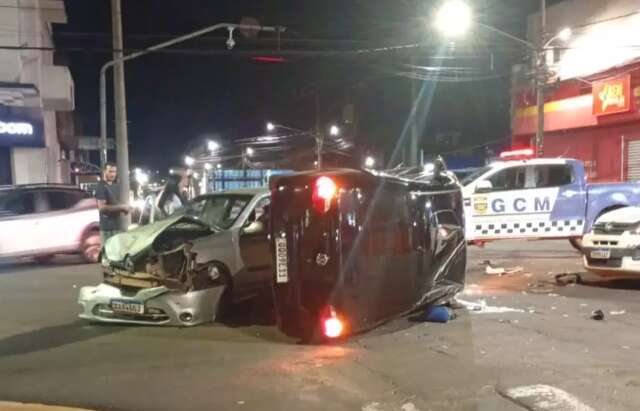 Colisão entre carros deixa veículo tombado no cruzamento da Calógeras com a Dom Aquino
