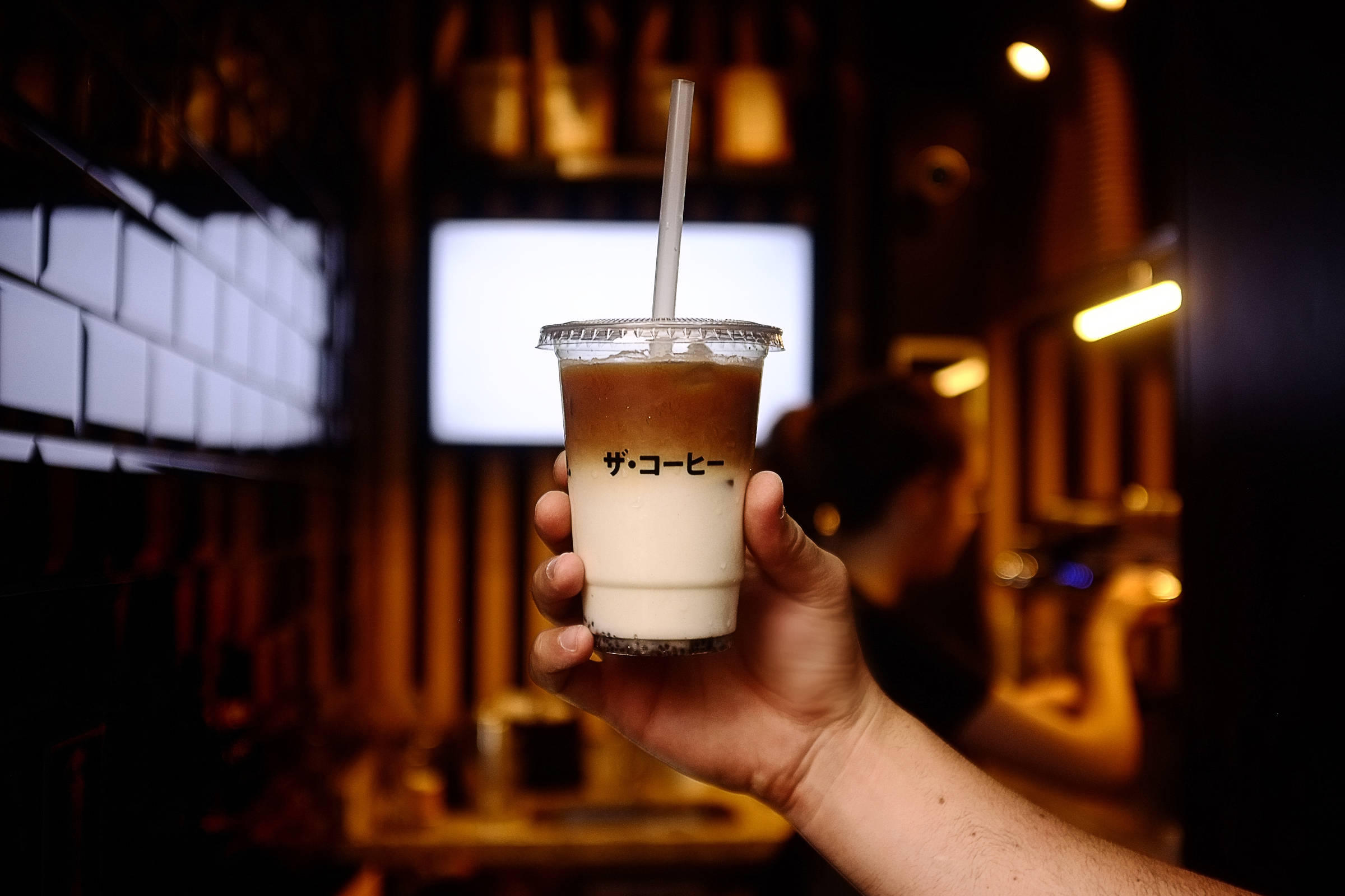 A polêmica do café gelado: o detalhe informal que pode prejudicar em entrevistas de emprego