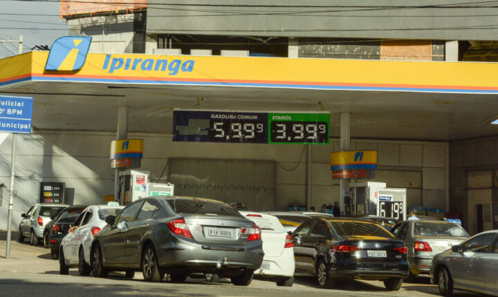 Empresas brasileiras importam 9,6 bilhões de litros de diesel entre janeiro e agosto