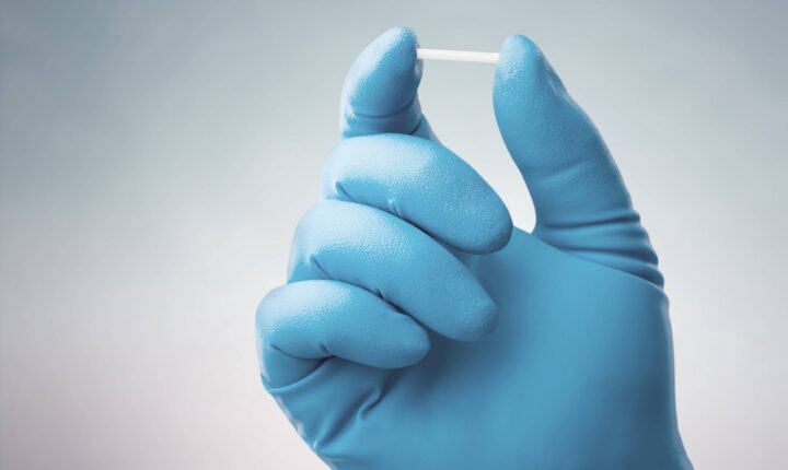 Entidades médicas pedem à Anvisa proibição de chips da beleza