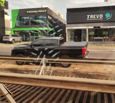 Virou moda? S10 é flagrada estacionada no meio de canteiro na Avenida Mato Grosso