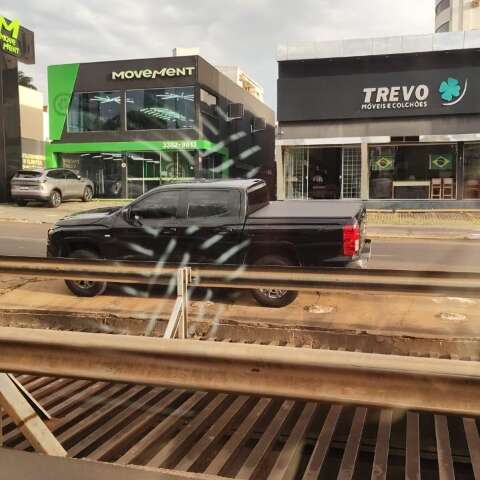 Virou moda? S10 é flagrada estacionada no meio de canteiro na Avenida Mato Grosso
