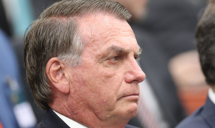 Soltar Bolsonaro em decisão liminar exigiria evidência de erro judicial crasso, apontam especialistas