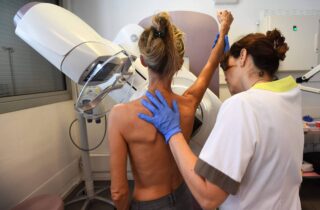 Cresce o número de mulheres brasileiras que desconhecem formas de prevenção ao câncer de mama, aponta pesquisa