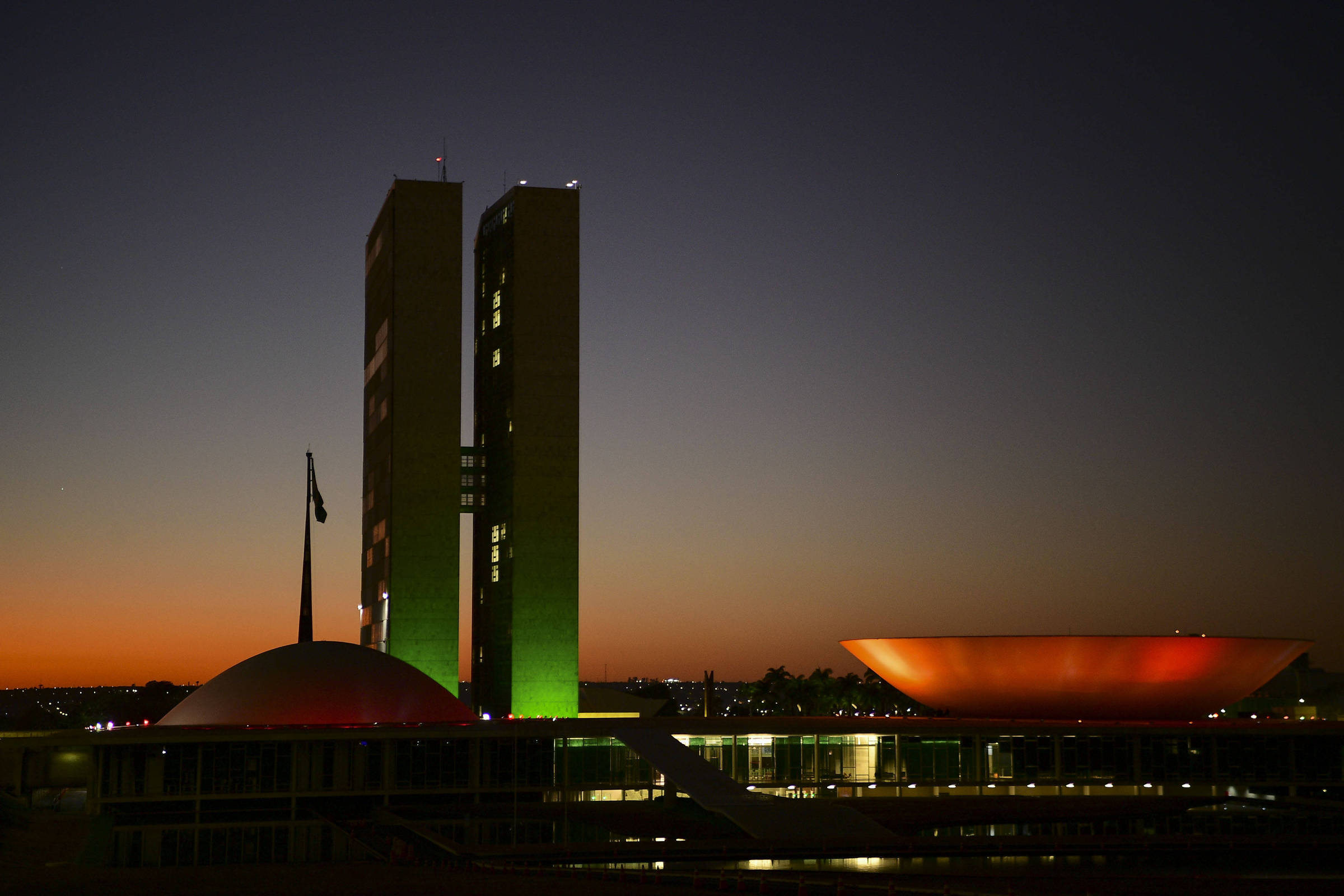 Centrão aposta em vitória de Flavio Bolsonaro para liberar bets após segundo turno