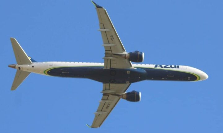 Cade aprova por unanimidade investimento da American Airlines na companhia aérea Azul
