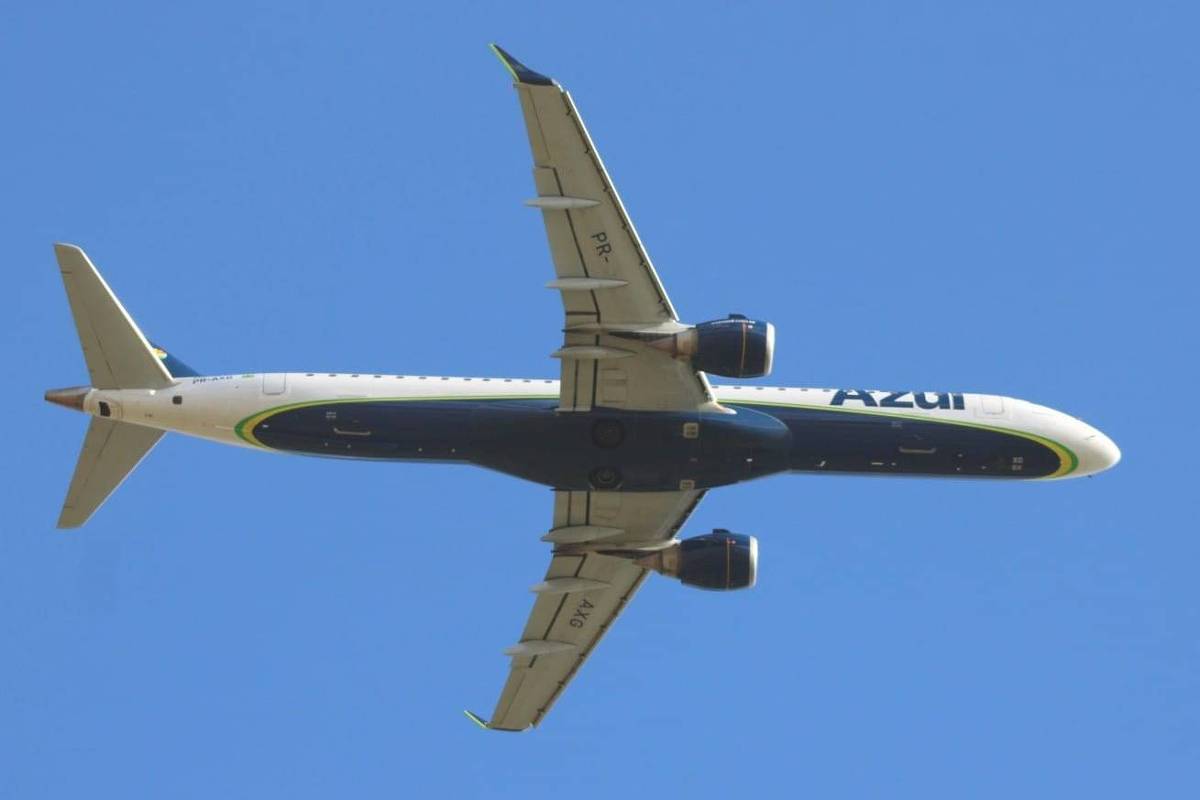 Cade aprova por unanimidade investimento da American Airlines na companhia aérea Azul