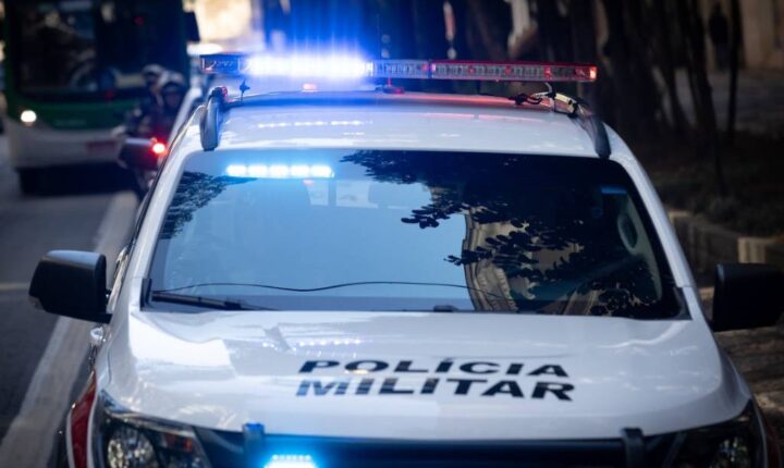 Motorista foge após atropelar duas pessoas em moto em Guarulhos (SP)