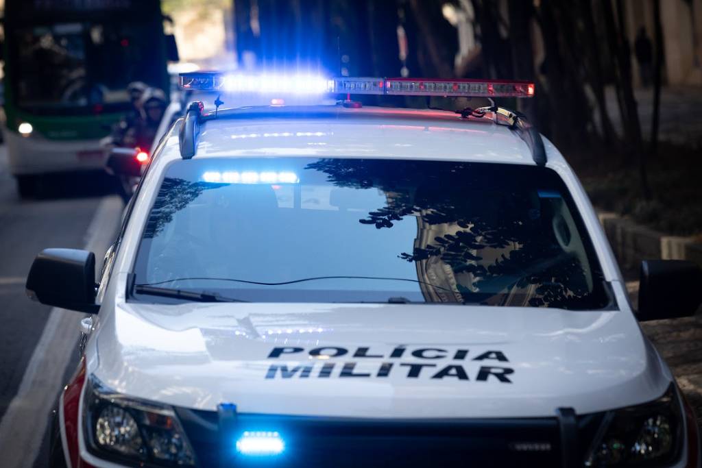 Motorista foge após atropelar duas pessoas em moto em Guarulhos (SP)