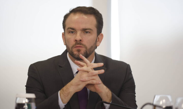 Governo já derrubou mais de 11 mil sites de apostas ilegais, afirma Dario Durigan
