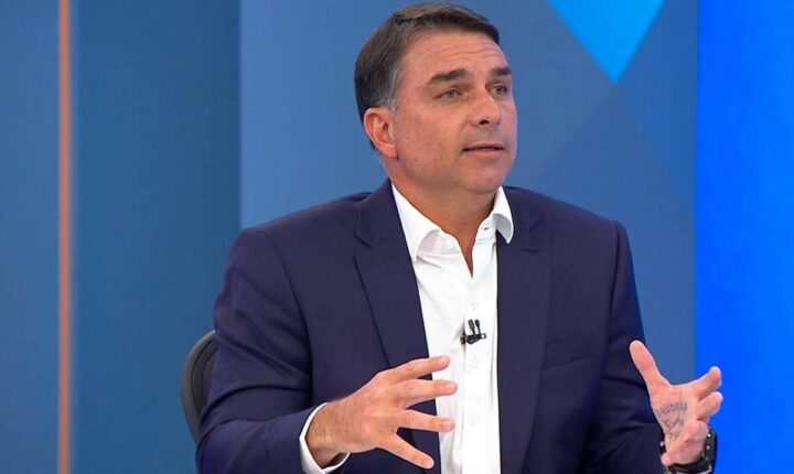 Em busca de votos na corrida eleitoral de 2026, Flávio Bolsonaro promete afrouxar leis ambientais