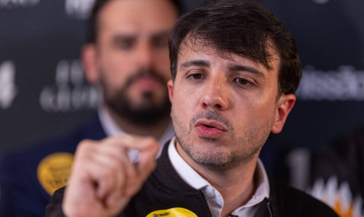 Renan Santos modula discurso e interage com ‘esquerdistas’ como contraponto a Flávio